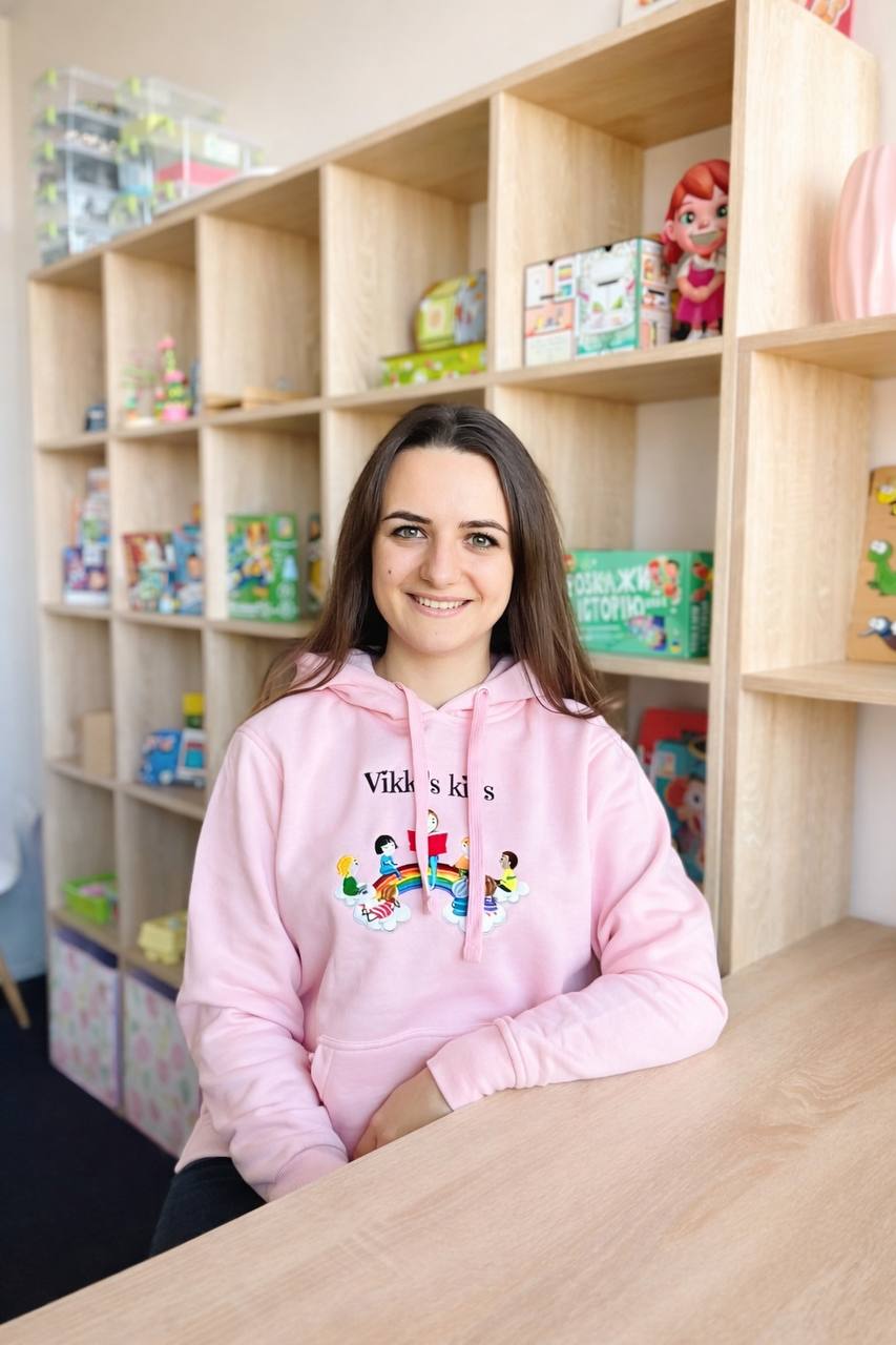 Вікторія — засновниця дитячого логопедичного проєкту Vikki's kids